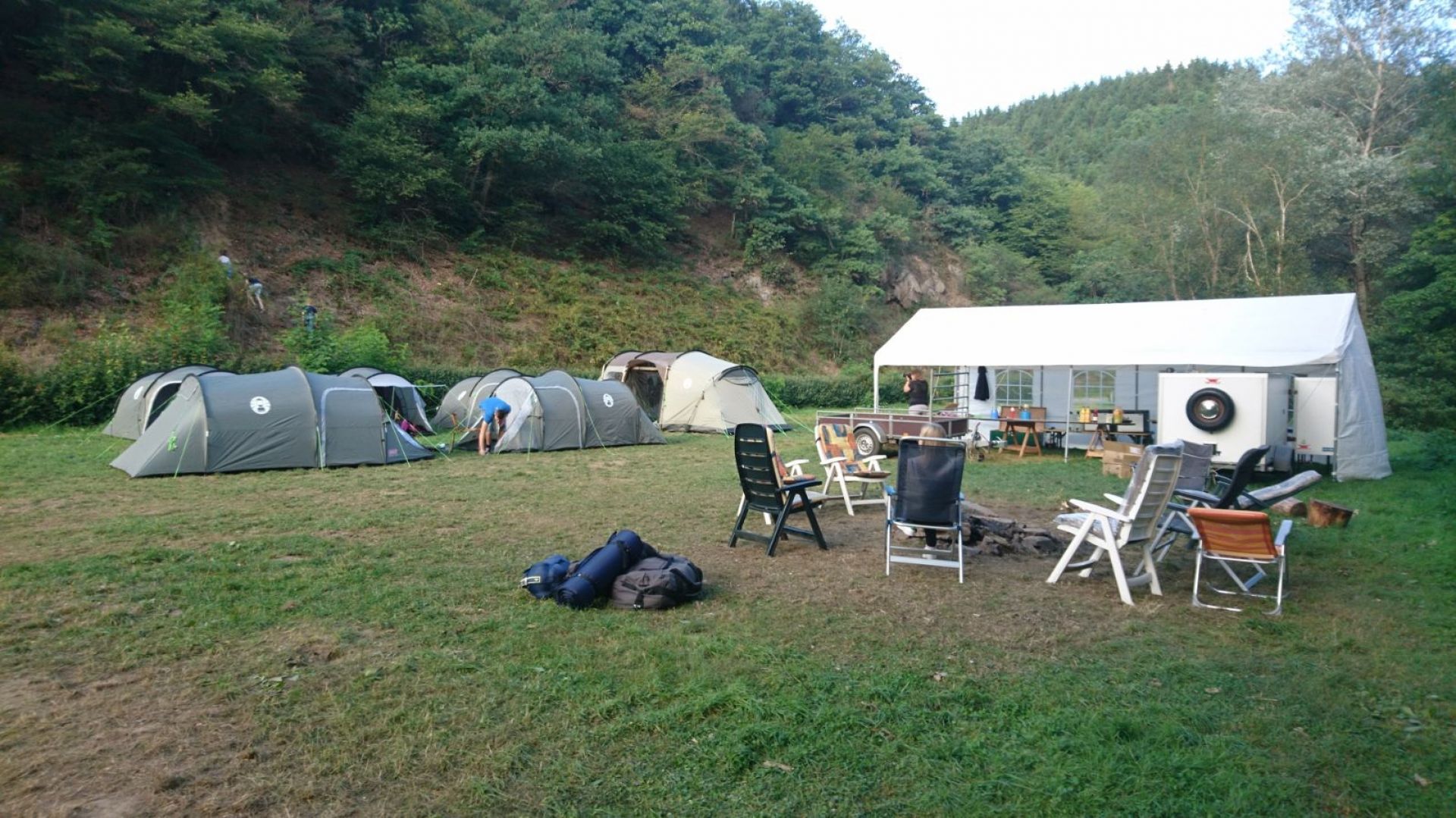 Deldense scouts vermaken zich op traditionele zomerkampen