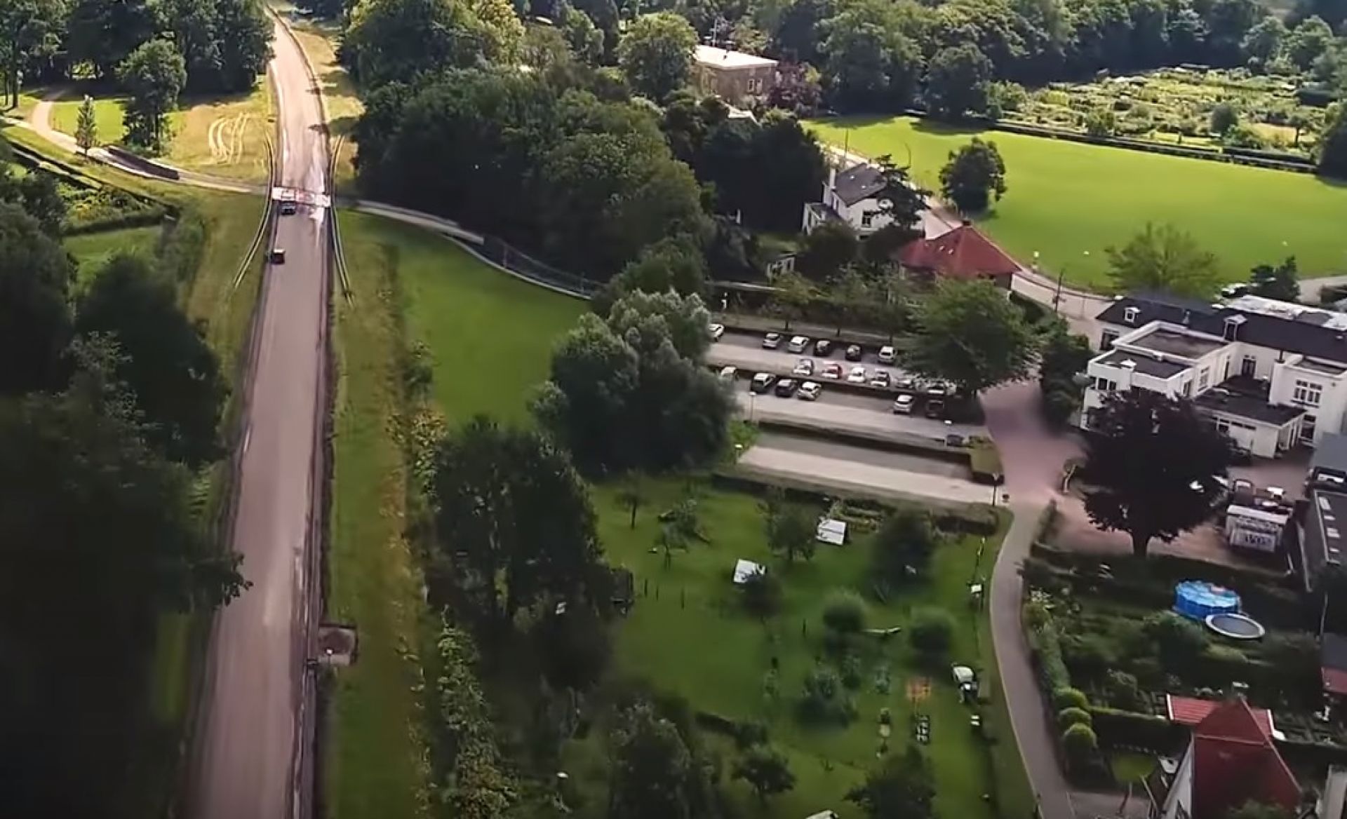 Gemeente wil parkeerplaats Hotel De Zwaan uitbreiden