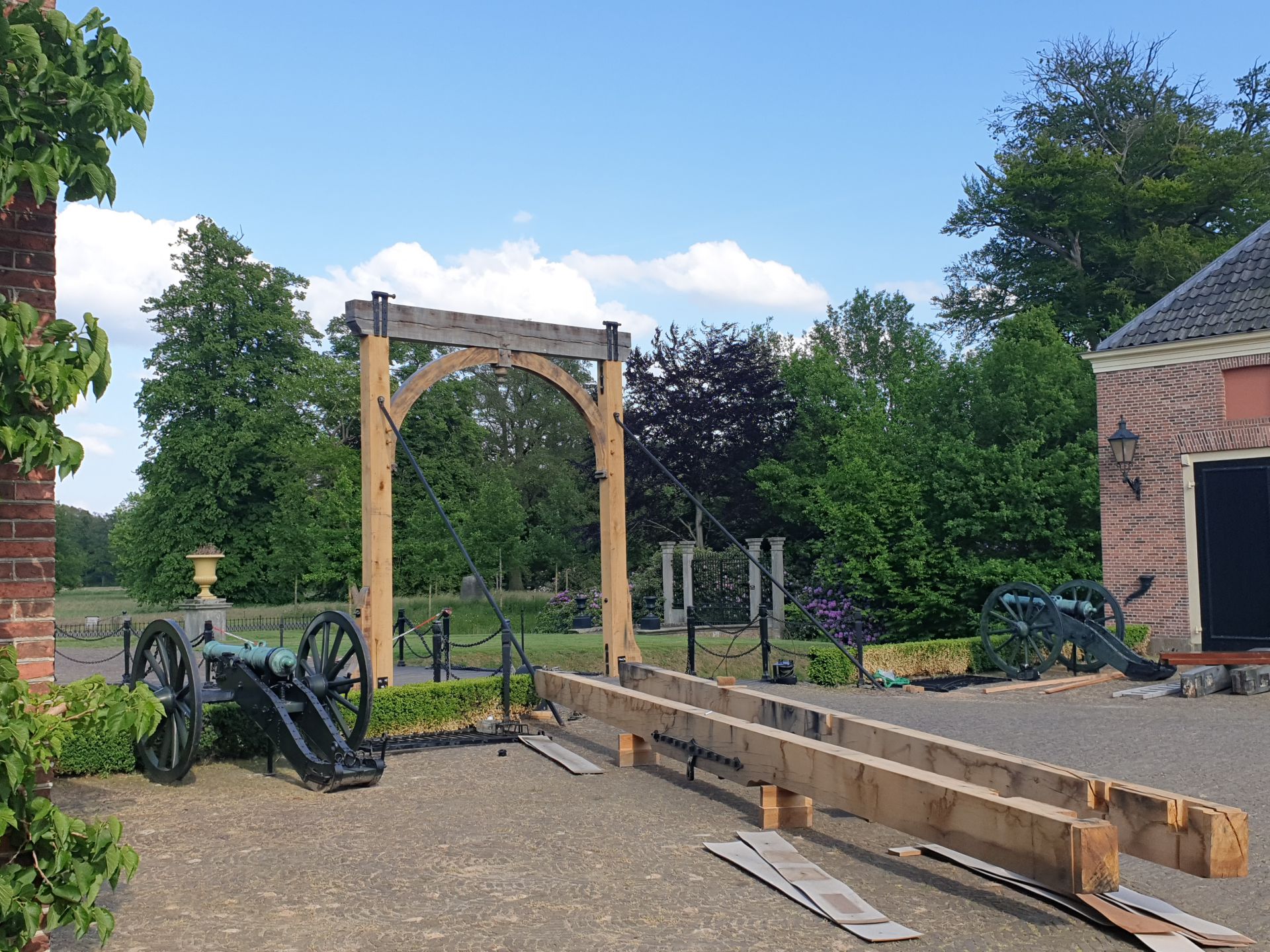 Ophaalbrug van kasteel Twickel weer compleet
