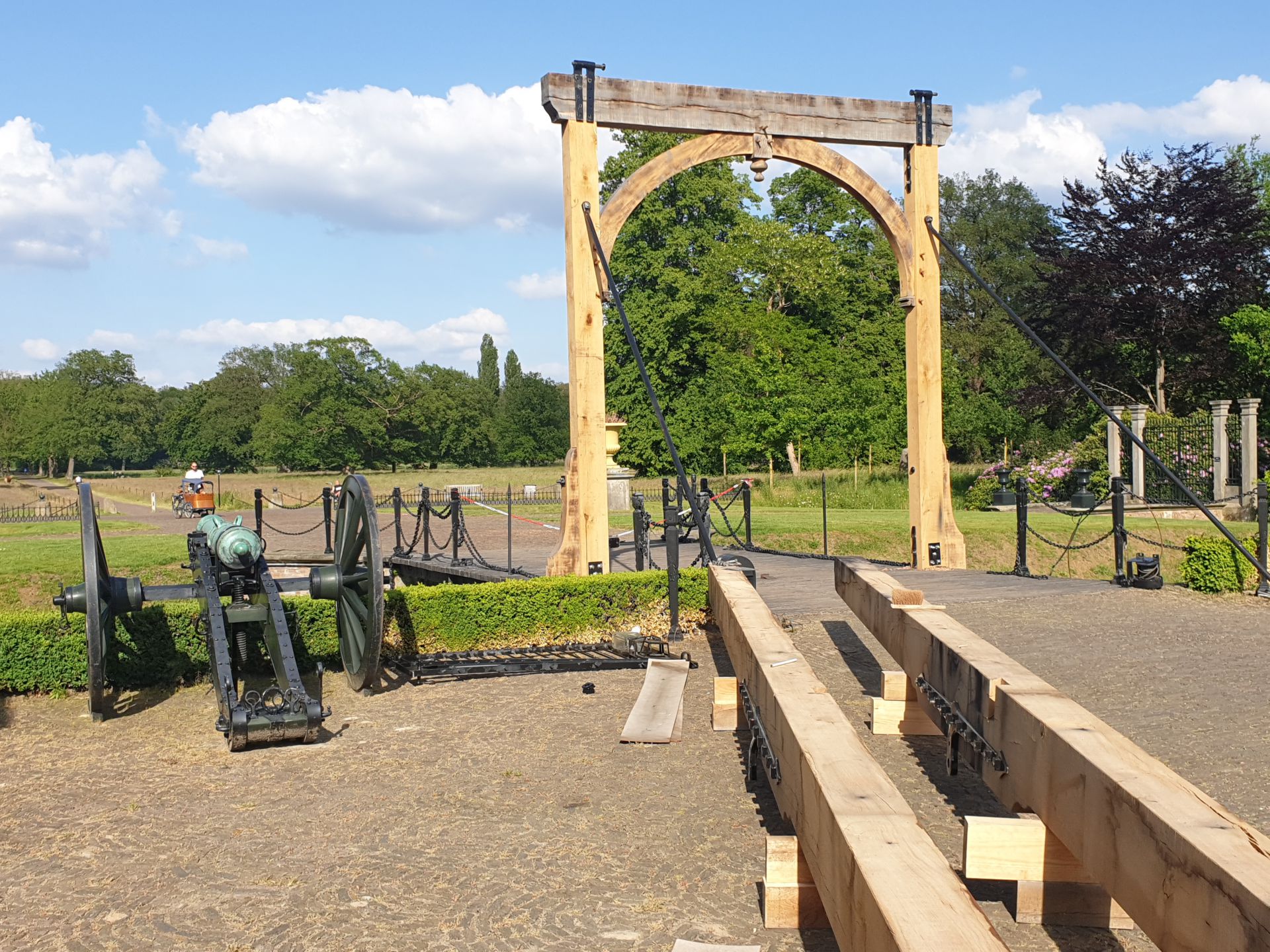 Ophaalbrug van kasteel Twickel weer compleet