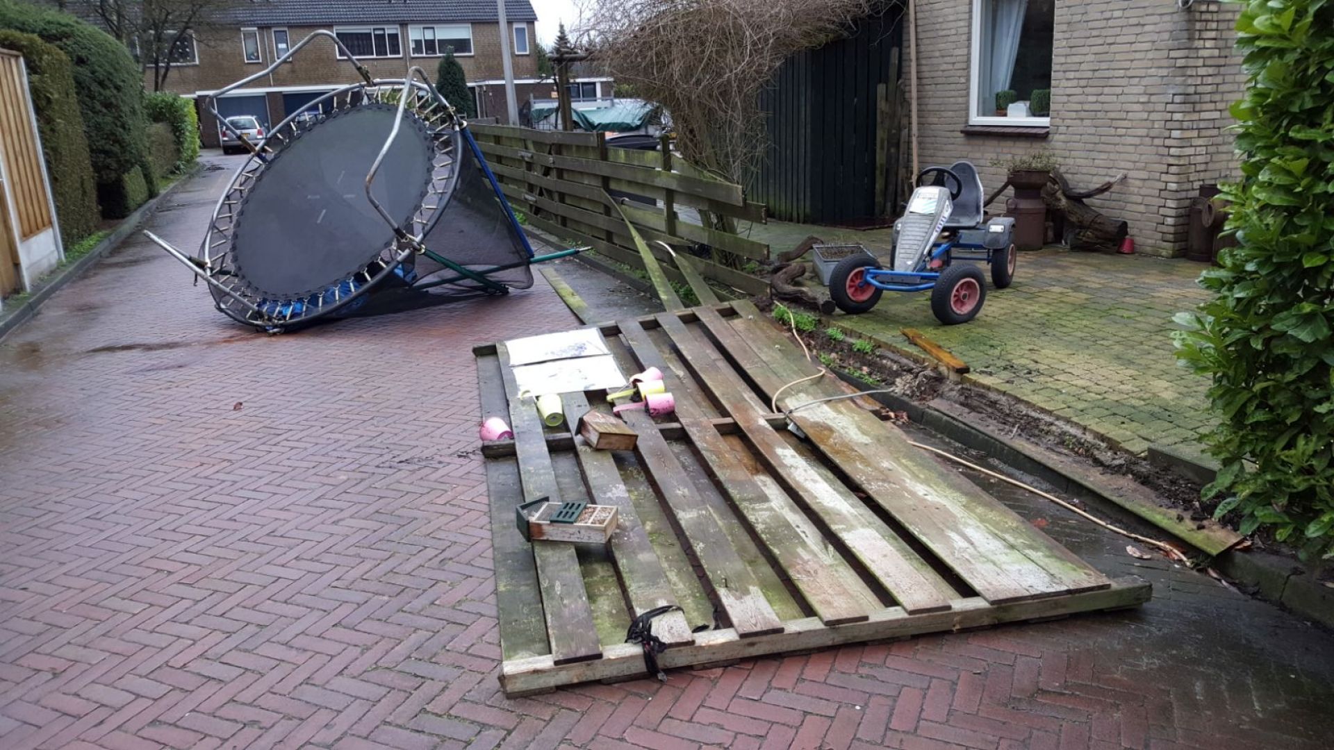 Update 3: Foto&rsquo;s: Storm trekt spoor van vernieling over Delden