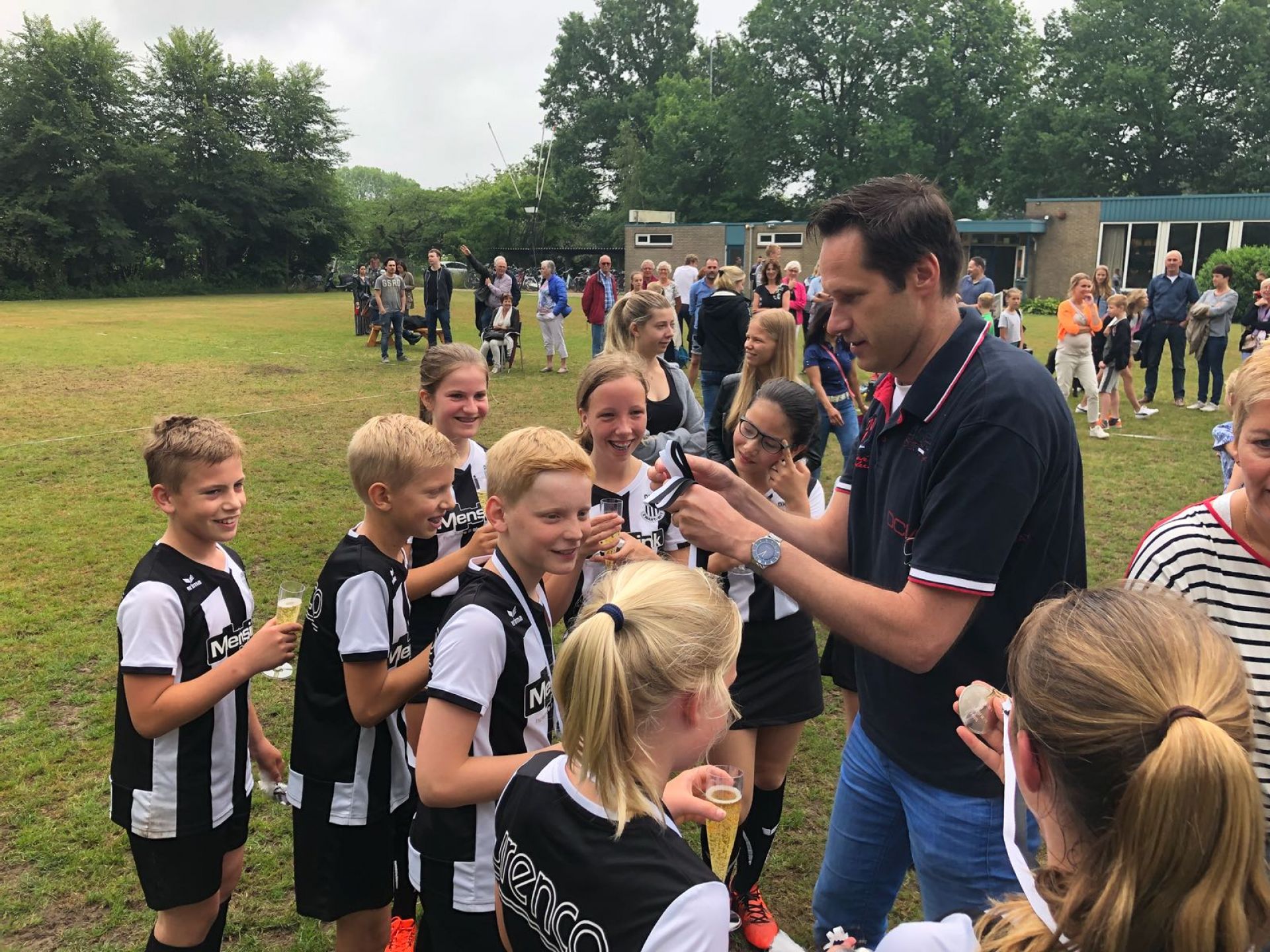  Zwart Wit D1 ongeslagen kampioen 