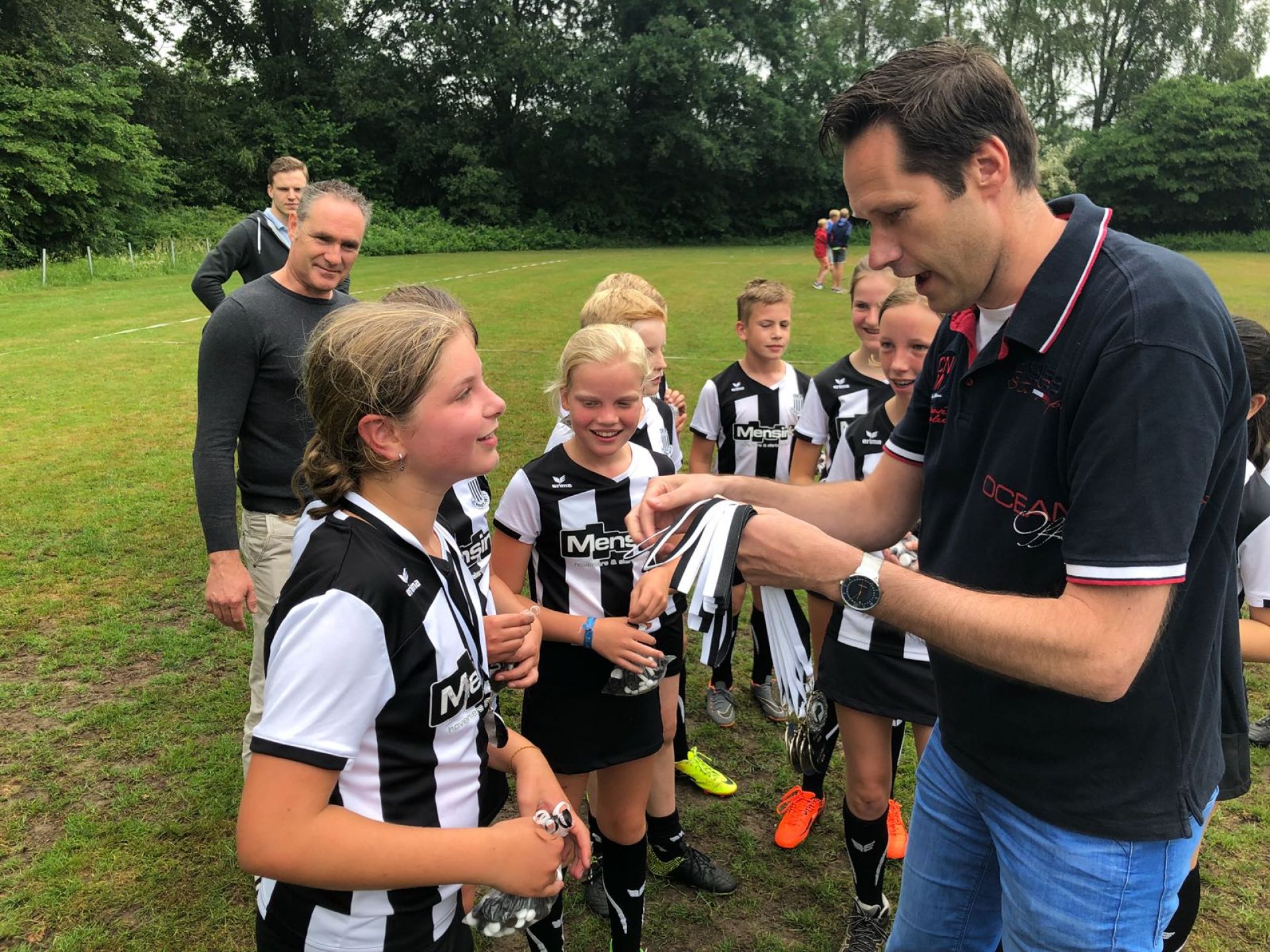  Zwart Wit D1 ongeslagen kampioen 