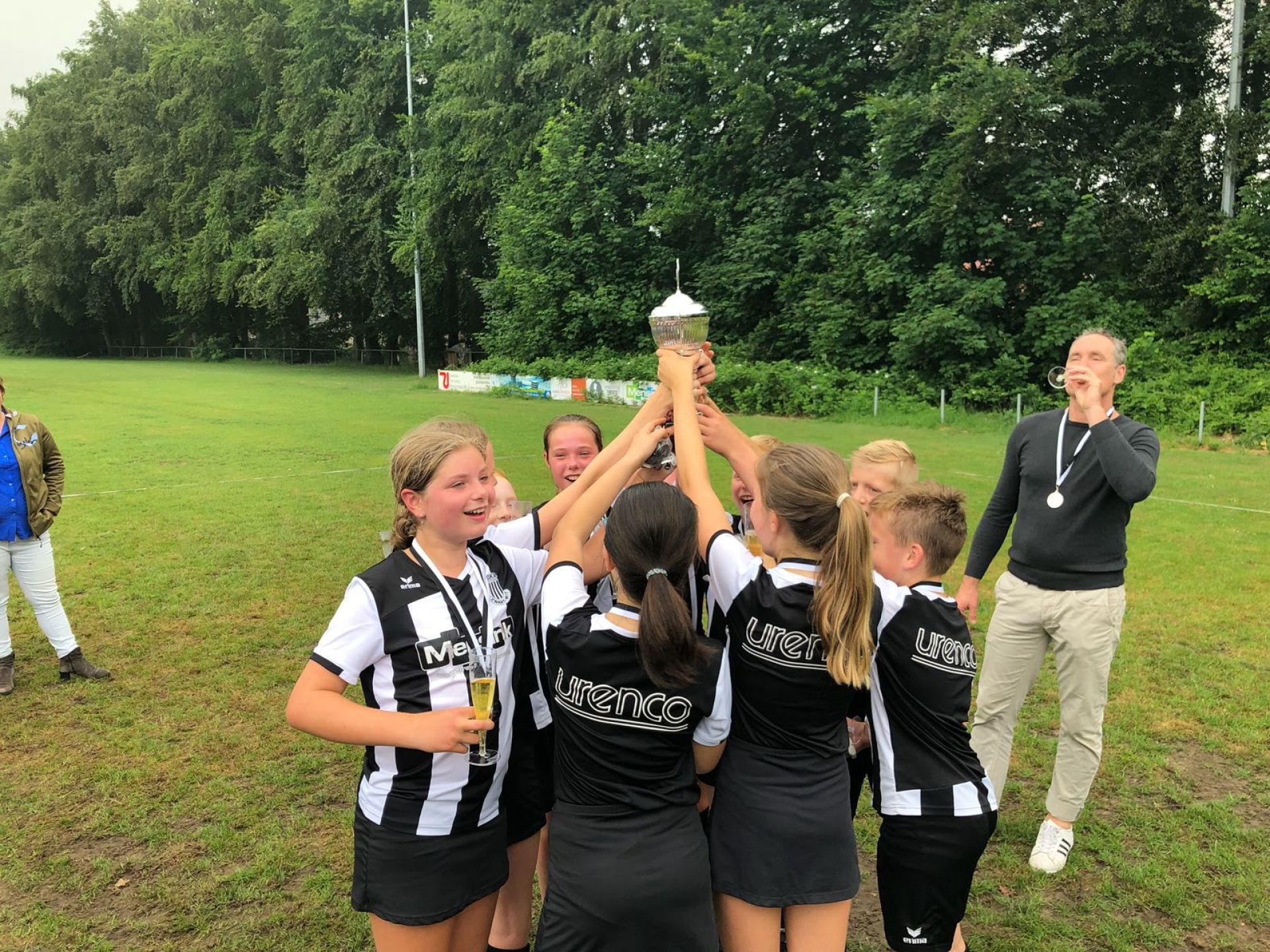  Zwart Wit D1 ongeslagen kampioen 