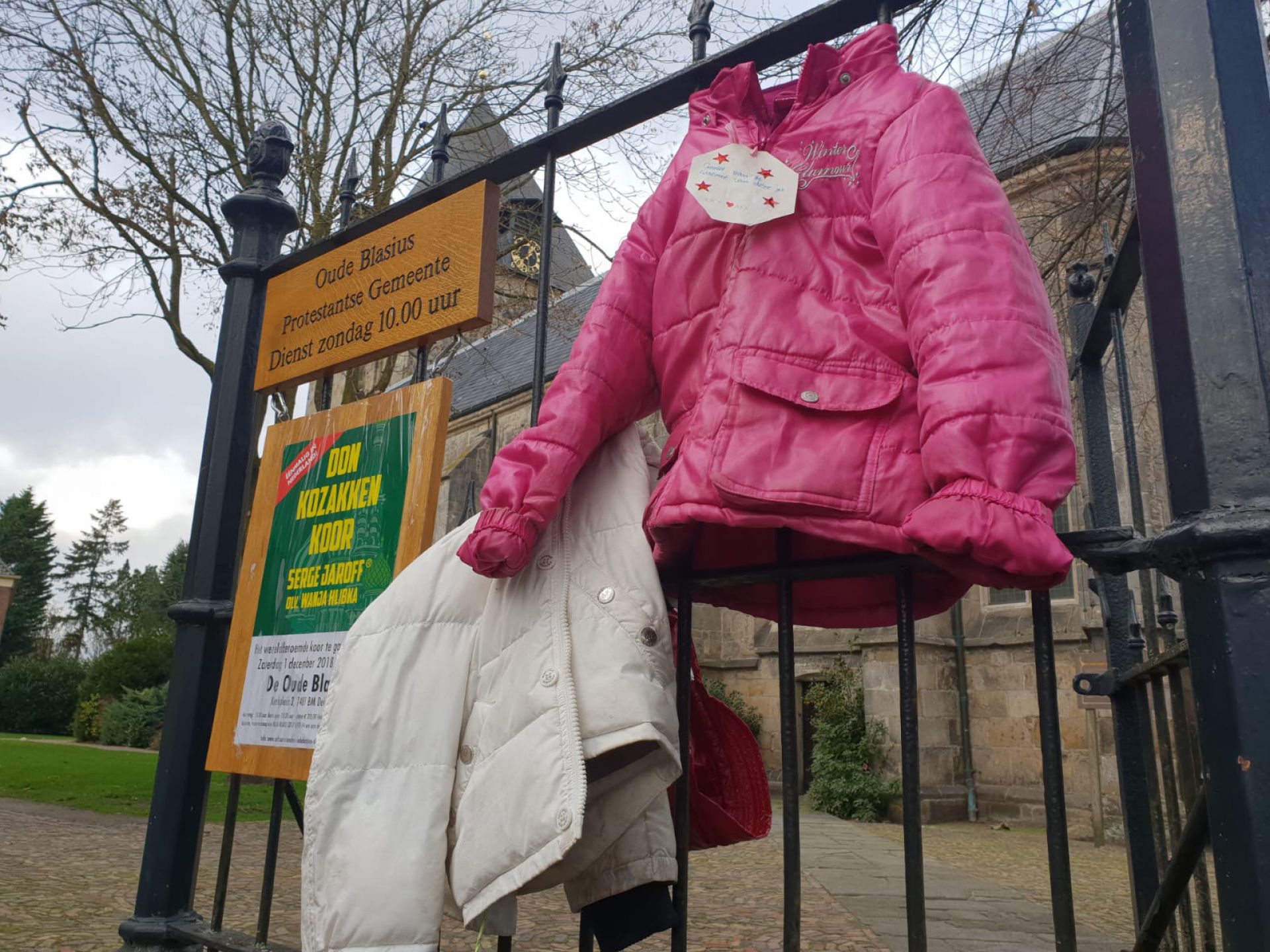 Winterjassen voor minder bedeelden achtergelaten in centrum Delden