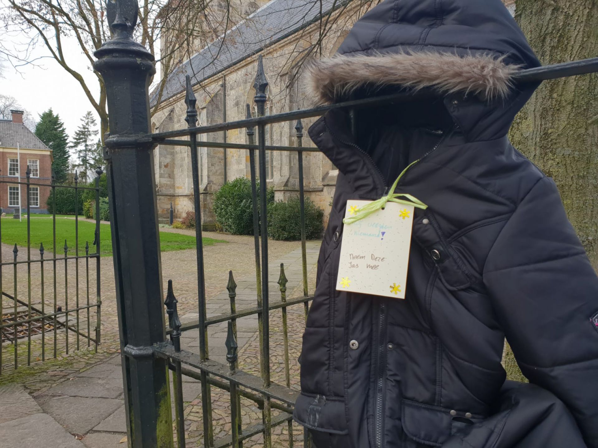 Winterjassen voor minder bedeelden achtergelaten in centrum Delden