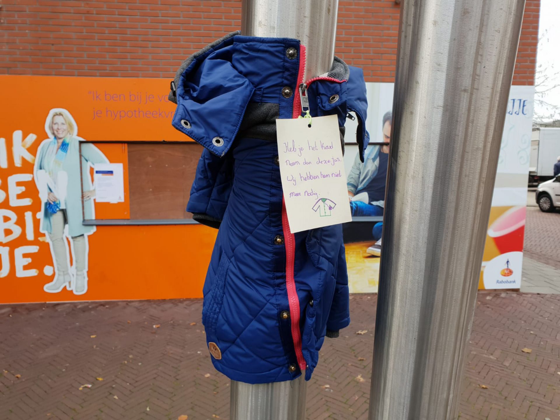Winterjassen voor minder bedeelden achtergelaten in centrum Delden