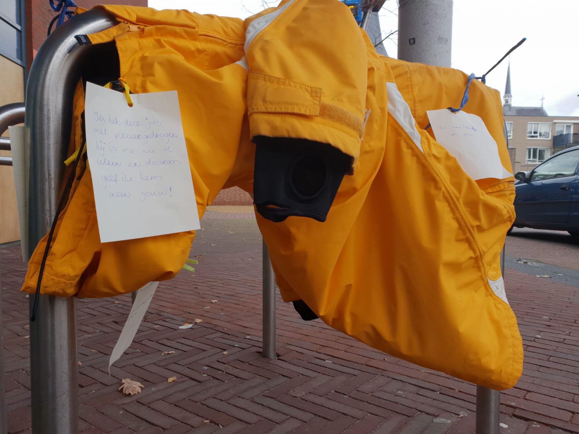 Winterjassen voor minder bedeelden achtergelaten in centrum Delden