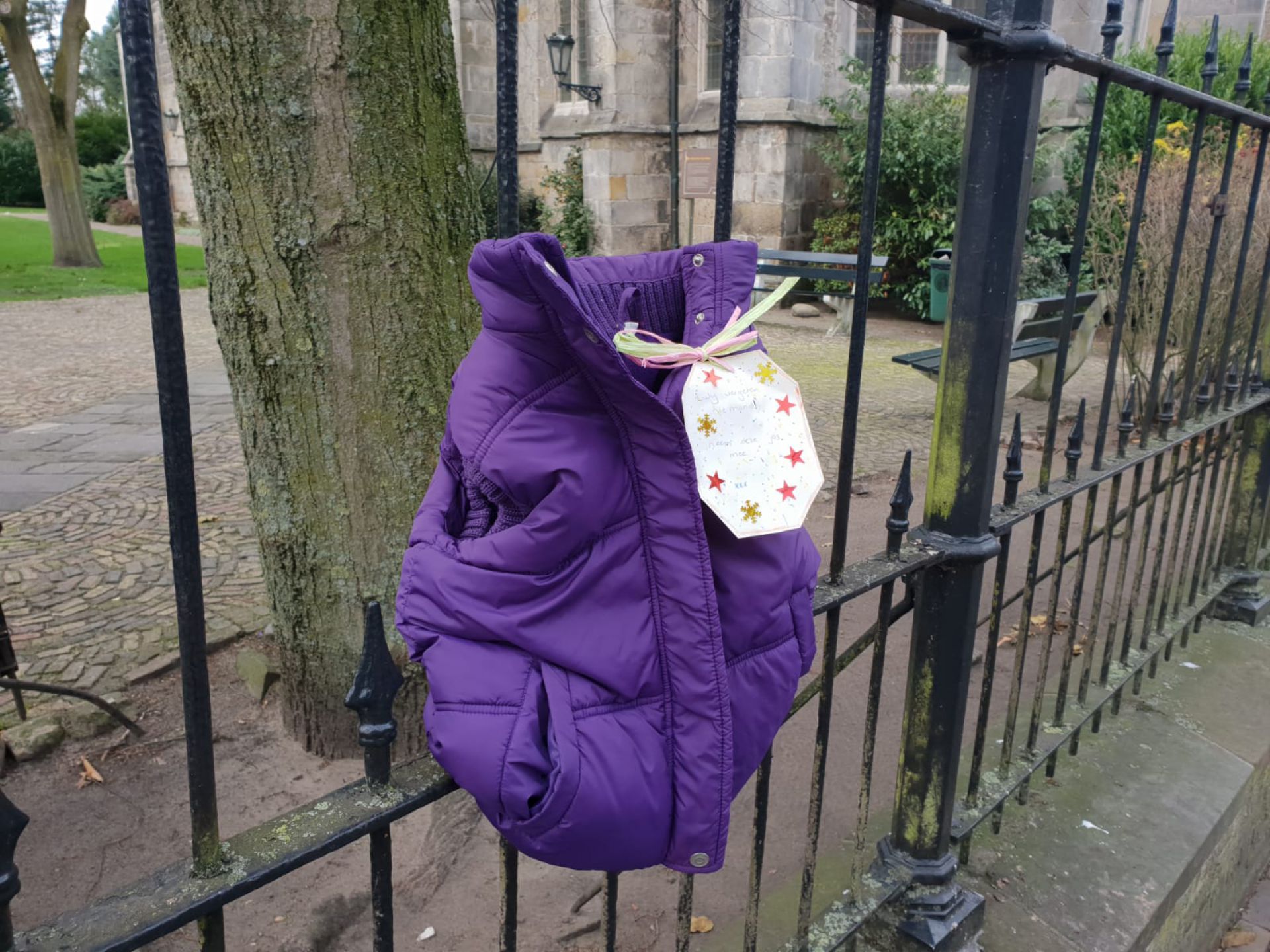 Winterjassen voor minder bedeelden achtergelaten in centrum Delden