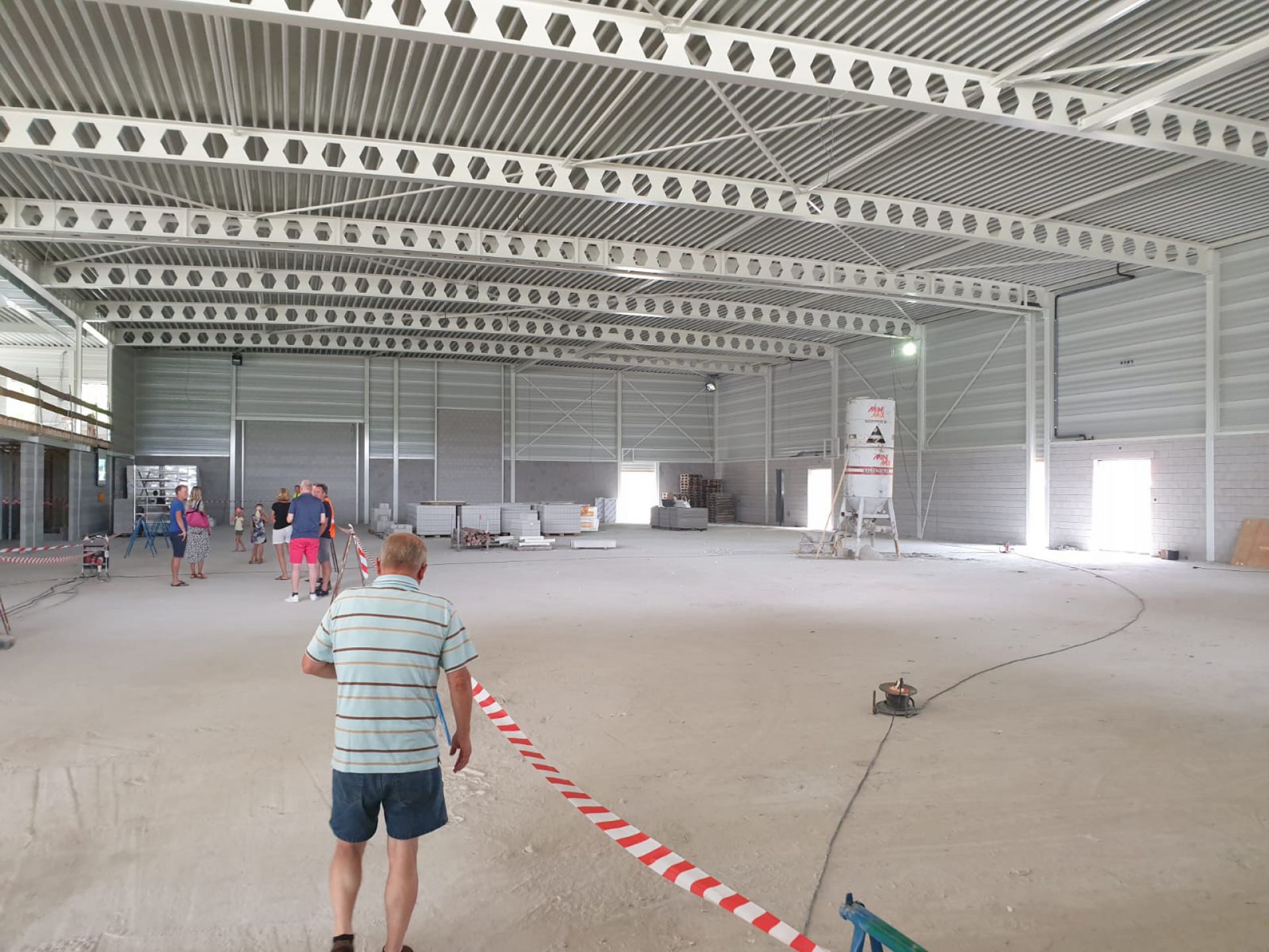 Veel interesse voor rondleiding door nieuwe sporthal de Mors