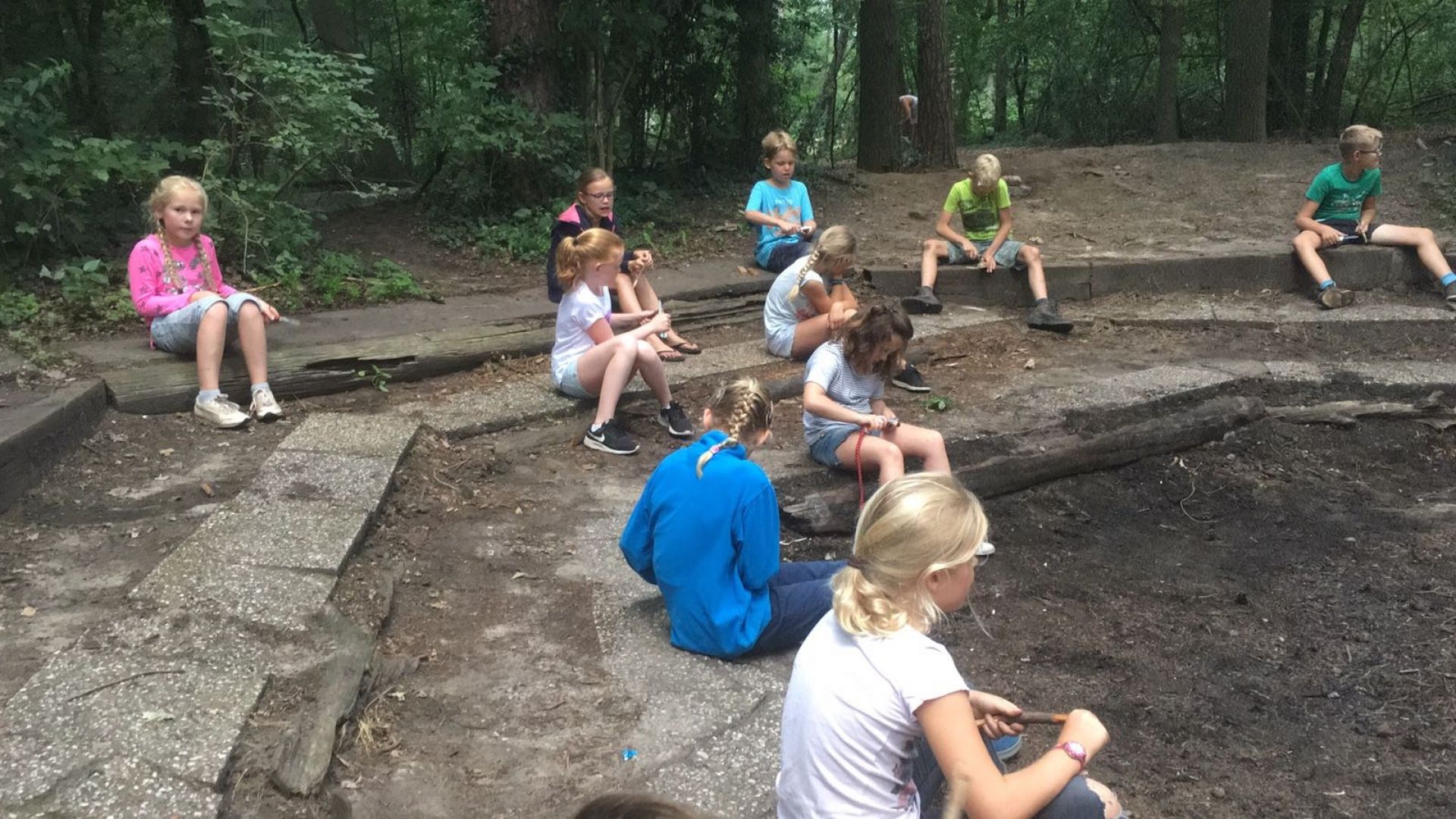 Deldense scouts vermaken zich op traditionele zomerkampen