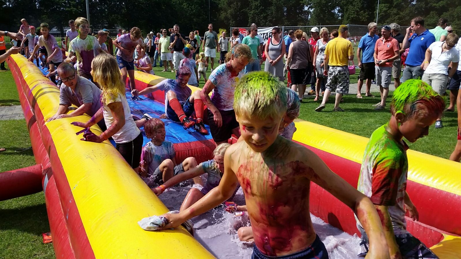 Update: Color Run RZ hoogtepunt op drukbezochte open dag - Video online!