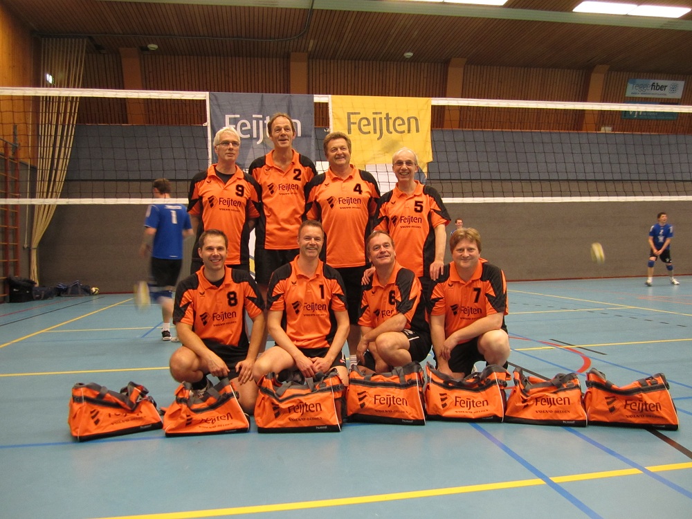 Ingezonden: Nieuwe sporttassen van sponsor voor volleybalteam