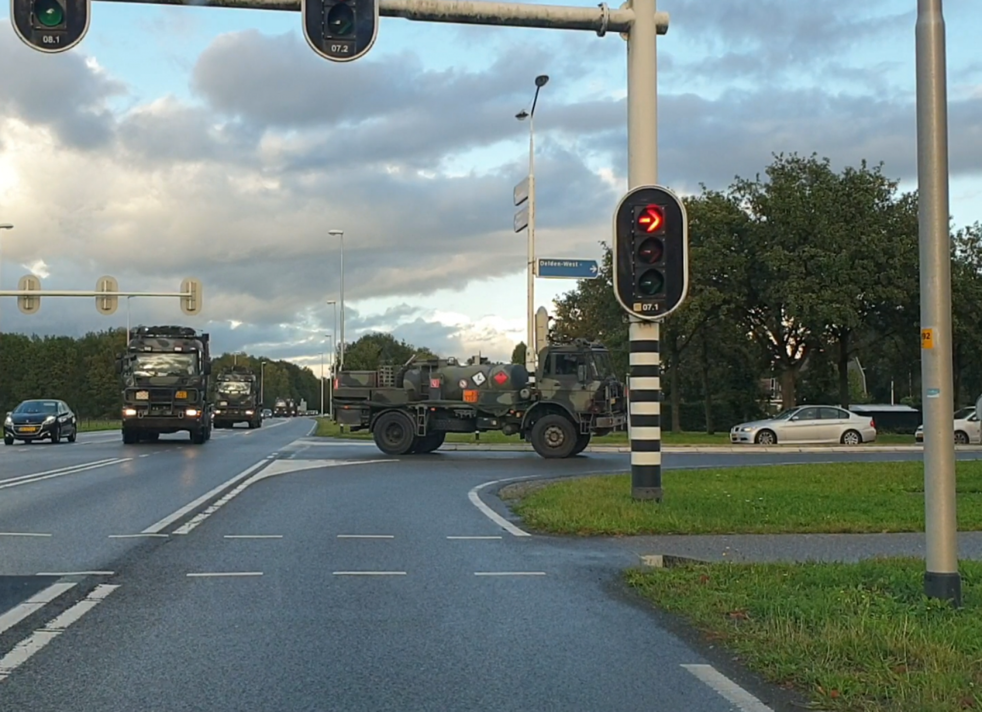 Video: Colonne militaire voertuigen trekt door Delden