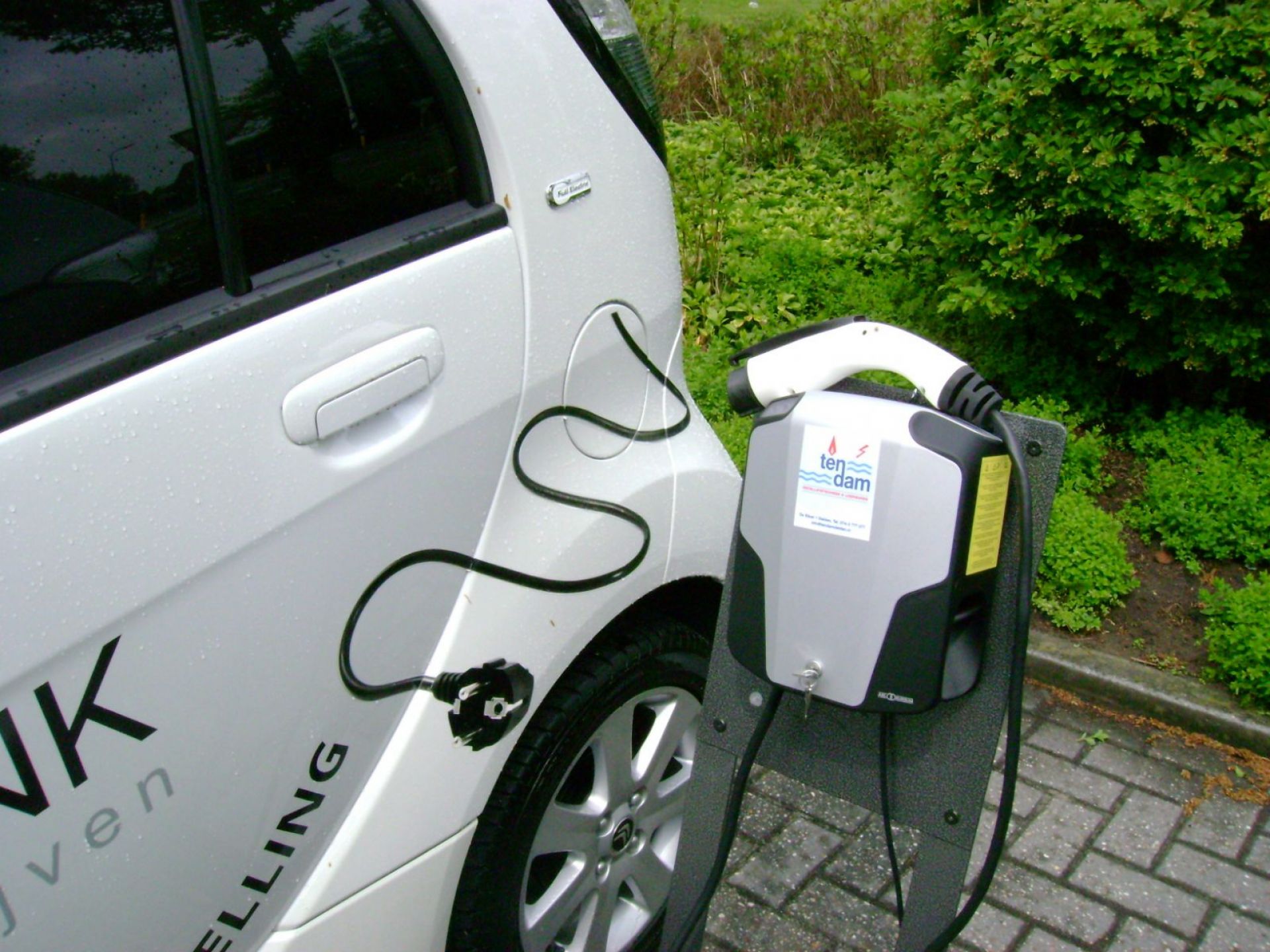 Nieuwe oplaadpalen voor elektrische en hybride auto&rsquo;s in Delden