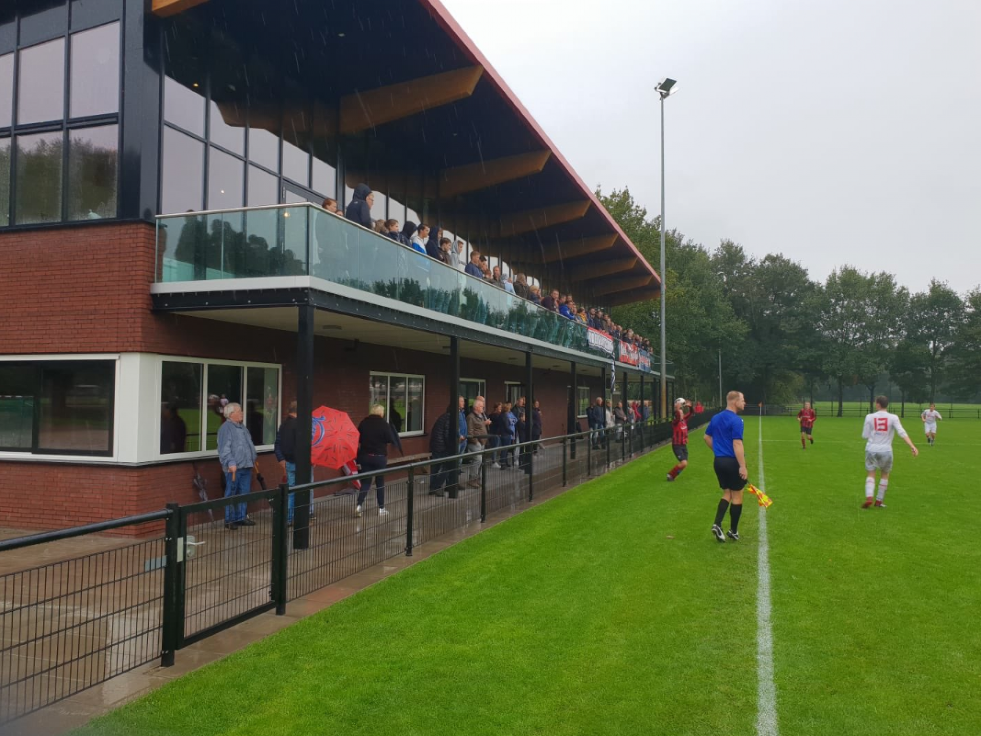 Rood Zwart onderuit in openingsduel op nieuw hoofdveld
