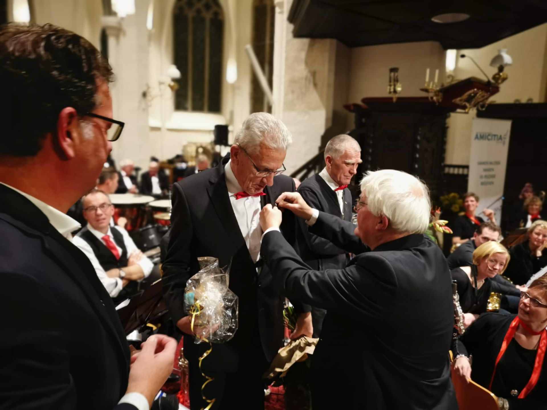Amicitia huldigt twee jubilarissen tijdens kerstconcert