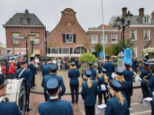 Video: Regen zorgt voor rustige Koningsdag in centrum Delden