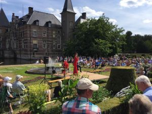 Optreden van de Flamencozangers Luna Zegers zorgt voor feest op Twickel