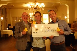 1500 euro opbrengst Family Fair overhandigd aan Zwembad de Mors
