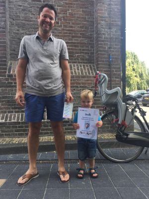 ​Hoofdprijs badeendjesrace zwembad De Mors uitgereikt