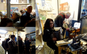 Kleine kunstwerkjes te koop in kiosk op treinstation Delden