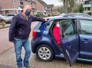 ANWB AutoMaatje van Salut rijdt naar vaccinatielocaties