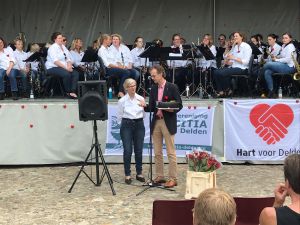 Lionsclub Delden reikt taart uit: &lsquo;Wie jarig is trakteert&rsquo;