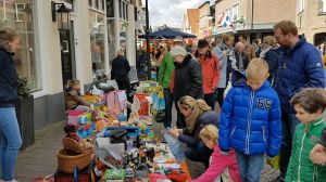 Koningsdag zorgt voor gezellige drukte in centrum Delden
