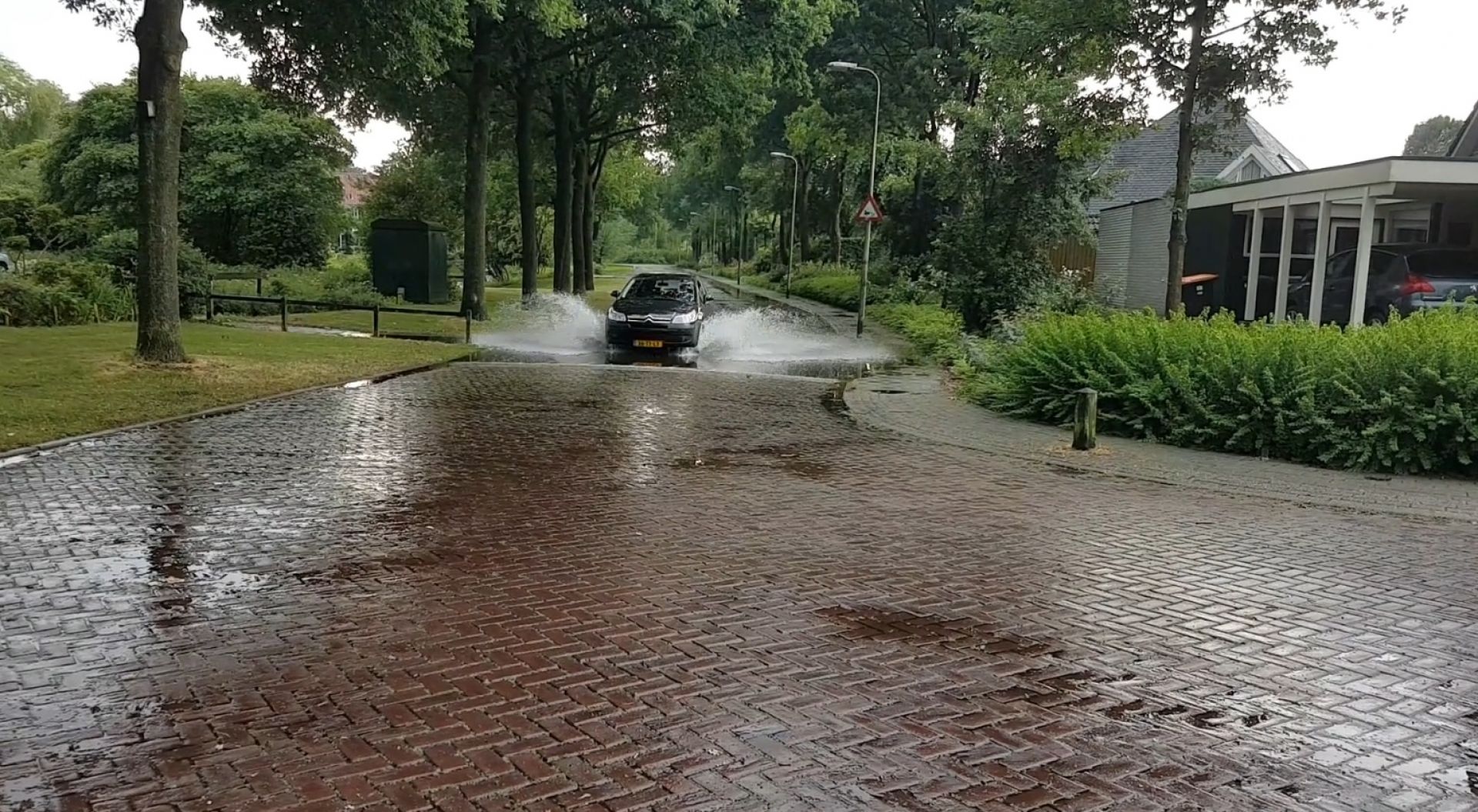 Gemeente en Gildebor: &lsquo;Houd putten en stoepen vrij van blad en takken&rsquo;