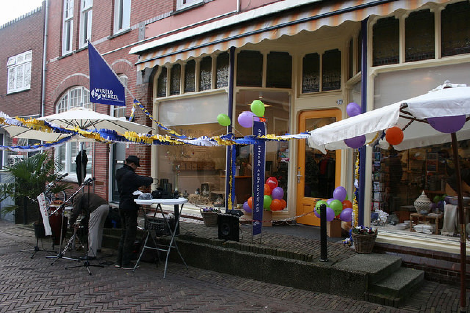 Nepalese Zilversmid bezoekt Wereldwinkel Delden