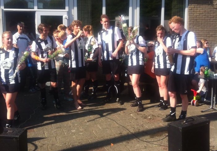 Zwart Wit kampioen na grote zege op concurrent Dos WK